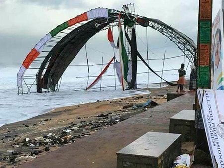 പടയൊരുക്കം ജാഥയുടെ സമാപനം വീരനിലും ഓഖിയിലും മുങ്ങി