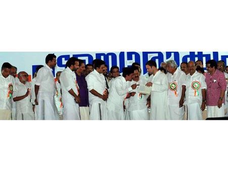 പാണക്കാട് മുഹമ്മദലി ശിഹാബ് തങ്ങളുടെ ജീവചരിത്ര ഗ്രന്ഥം രാഹുല്‍ഗാന്ധിക്ക് സമര്‍പ്പിച്ചു