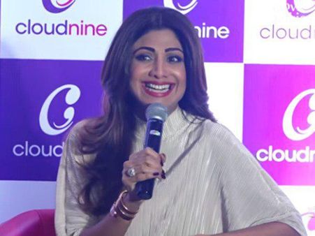 പത്മാവതി എന്ന് കേട്ടപ്പോൾ ശിൽപ ഷെട്ടി കലിതുള്ളി; മൈക്ക് ഊരി തലയ്ക്കടിക്കുമെന്ന്, അഹങ്കാരം!