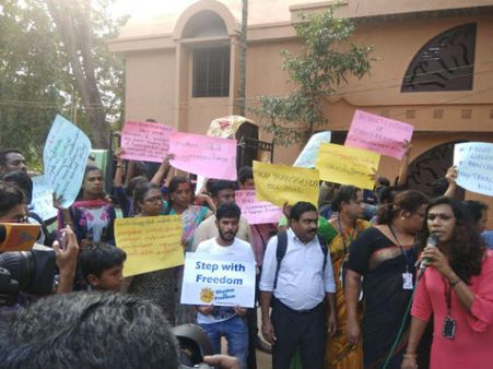 കേന്ദ്രത്തിന്റെ ട്രാന്‍സ്‌ജെന്‍ഡര്‍ ബില്‍ മനുഷ്യാവകാശ ലംഘനം.. ചലച്ചിത്രമേളയില്‍ പ്രതിഷേധം