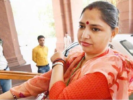 നിന്റെ ജീവിതം നശിപ്പിക്കും; സബ്കളക്ടർക്കു നേരെ ബിജെപി വനിത എംപിയുടെ ഭീഷണി, കാരണം ഭൂമി കയ്യേറ്റം...