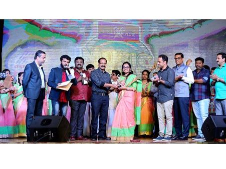 മേഘാ സതീഷ് ലുലു സെലിബ്രേറ്റ് മ്യൂസിക് ഡ്രൈവ് വിജയി