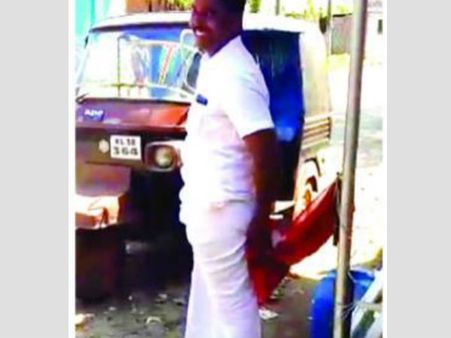 ചോരചെങ്കൊടി കൊണ്ട് പരസ്യമായി പിൻഭാഗം തുടച്ചു! കോൺഗ്രസുകാരനെ സിപിഎം പ്രവർത്തകർ പഞ്ഞിക്കിട്ടു...