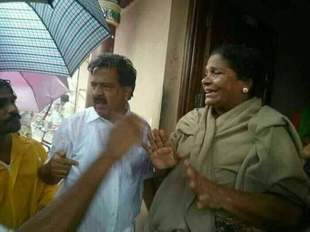 പൂന്തുറയില്‍ ജനങ്ങള്‍ക്കിടയില്‍ മഴ നനഞ്ഞ് ചെന്നിത്തലയും ഉമ്മന്‍ചാണ്ടിയും .. പിണറായി എവിടെ?