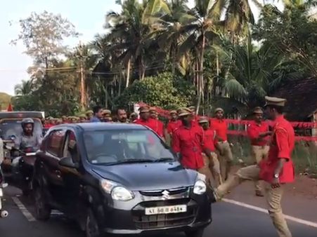 റെഡ് വളണ്ടിയര്‍ മാര്‍ച്ചിനെ മറികടക്കാന്‍ ശ്രമിച്ച കാറിന് നേരെ ജാഥ ക്യാപ്റ്റന്റെ ചവിട്ടും ആക്രോശവും