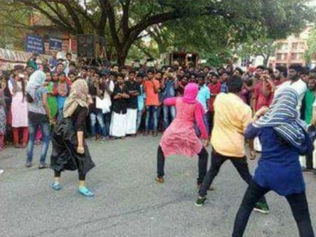 'ആട് പെറാൻ നിൽക്കുന്നത് പോലെ നിൽക്കുന്നതാണോ ഫ്ലാഷ് മോബ്',മലപ്പുറത്തെ എസ്എഫ്ഐ ഫ്ലാഷ് മോബിനും തെറിവിളി