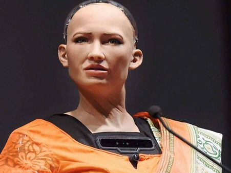 സാരിയുടുത്ത് സോഫിയ ഇന്ത്യയിലെത്തി; ഇടയ്ക്ക് 'ശ്വാസം' നിലച്ചു, വിവാഹം കഴിക്കാമോ എന്ന ചോദ്യവും...