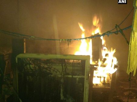 നക്‌സലുകള്‍ റെയില്‍വേ സ്റ്റേഷന്‍ ആക്രമിച്ച് സ്‌റ്റേഷന് തീ വെച്ചു: ഉദ്യോഗസ്ഥരെ തട്ടിക്കൊണ്ടുപോയി!