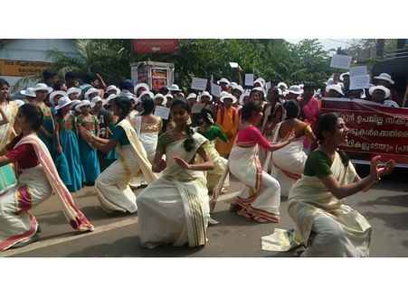 വിധികര്‍ത്താക്കള്‍ക്കെതിരെ പരാതി; നടുറോഡില്‍ വിദ്യാര്‍ഥികളുടെ കലാപ്രകടനങ്ങള്‍