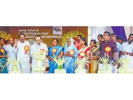 കലാപ്രവര്‍ത്തനം നിരുത്സാഹപ്പെടുത്തുന്നവര്‍ സമൂഹത്തില്‍ ഇരുട്ടു പരത്തുന്നു : യുഎ ഖാദര്‍