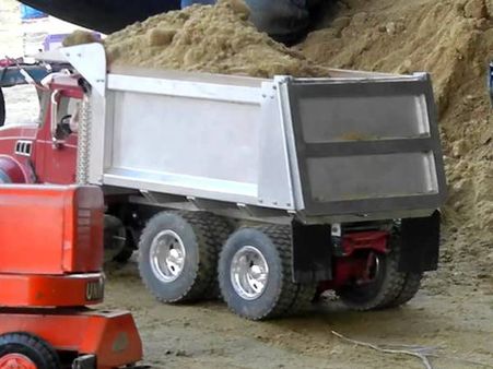 പോലീസ് സ്റ്റേഷനിലേക്ക് കൊണ്ടുപോകുന്നതിനിടെ ഡ്രൈവര്‍ക്ക് ഗിയര്‍ മാറി; ടിപ്പര്‍ ലോറിയില്‍ നിന്ന് മണല്‍ റോഡിലിറക്കി