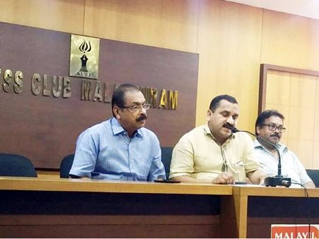 മോചനത്തിനായി നിരാഹാരമിരുന്ന സംഘത്തിന് കീഴില്‍ ഫാ. ടോം ഉഴുന്നാലിന് നിലമ്പൂരില്‍ പൗരസ്വീകരണം നല്‍കുന്നു