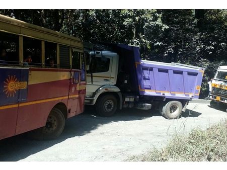 ക്രിസ്മസ് അവധിയുമെത്തി; താമരശേരി ചുരത്തില്‍ അഴിയാക്കുരുക്ക്
