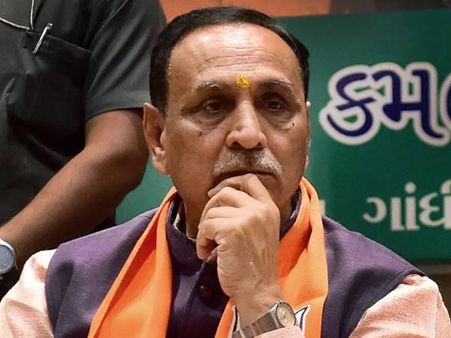 വിജയ് രുപാനി ഗുജറാത്ത് മുഖ്യമന്ത്രിയായി ചുമതലയേറ്റു: ഗുജറാത്തിലെത്തിയത് ബിജെപി നേതാക്കളുടെ നിര