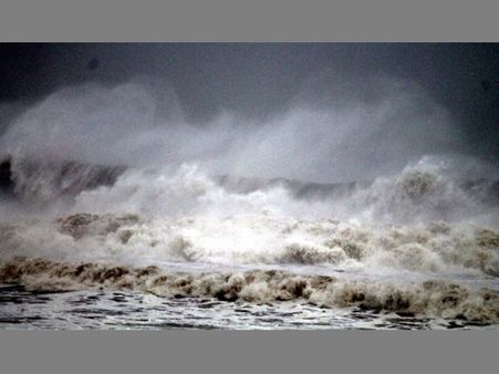 കേരളത്തില്‍ ഭീമന്‍ തിരമാലകള്‍ക്ക് സാധ്യത: 9 ജില്ലകളിലെ തീരങ്ങളില്‍ ജാഗ്രതാ നിര്‍ദ്ദേശം