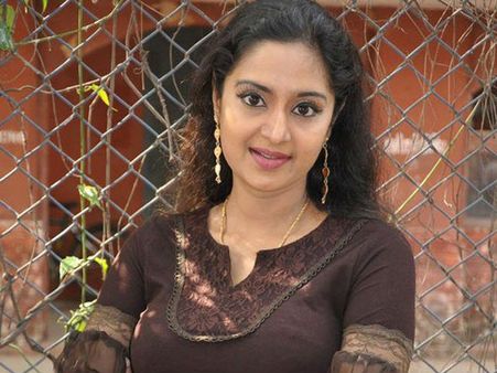 ഷൂട്ടിംഗിനിടെ തല കറങ്ങി വീണു, നടി ചാർമിളയെ തൃശൂരിലെ ആശുപത്രിയിൽ പ്രവേശിപ്പിച്ചു...