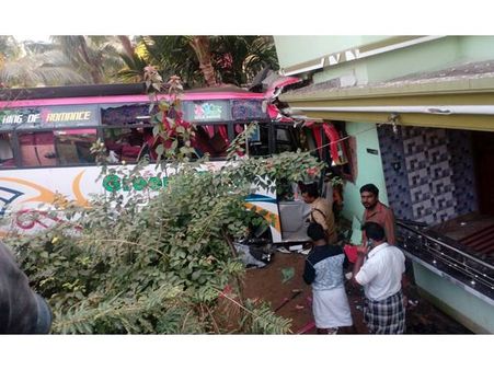 എടക്കല്‍ വളവ് സ്ഥിരം അപകടമേഖല; നടുക്കം മാറാതെ പരിസരവാസികള്‍