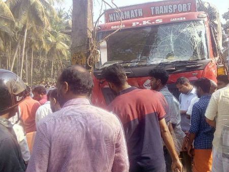 മലപ്പുറത്ത് ബസ് കാത്തുനിന്ന വിദ്യാർഥികൾക്കിടയിലേക്ക് ലോറി പാഞ്ഞുകയറി; കുട്ടികൾ മരിച്ചു