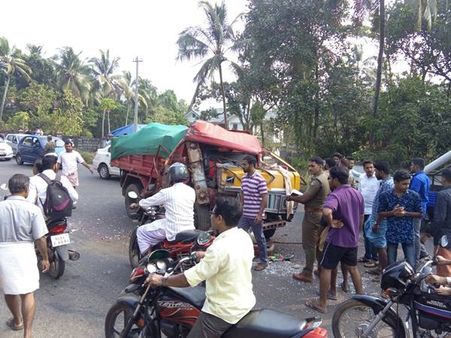 മലപ്പുറത്ത് ബസ്സും ടിപ്പറും കൂട്ടിയിടിച്ച് ഡ്രൈവര്‍ക്കും ആറ് വിദ്യാര്‍ഥികള്‍ക്കും പരുക്ക്