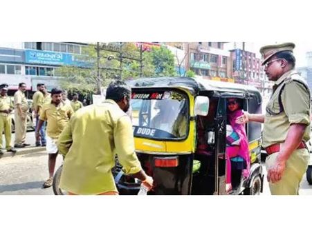 ഇത് കോഴിക്കോട്ടെ ഡ്രൈവര്‍മാര്‍, ഇവര്‍ക്ക് വേറെത്തന്നെയാണ് നിയമങ്ങള്‍; സംഘടിത മുഷ്‌ക്കില്‍ ഓണ്‍ലൈന്‍ ടാക്‌സികളെ നേരിടാന്‍ തൊഴിലാളികള്‍