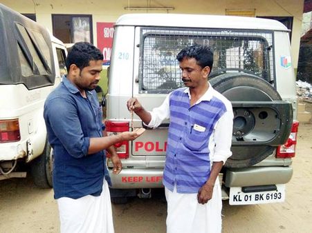 കളഞ്ഞുകിട്ടിയ സ്വര്‍ണാഭരണത്തെ കുറിച്ച് സോഷ്യല്‍ മീഡിയവഴി പ്രചരിപ്പിച്ച് ഉടമസ്തനെ കണ്ടെത്തി തിരിച്ചേല്‍പ്പിച്ച ഓട്ടോഡ്രൈവര്‍ക്ക് പോലീസ് പാരിതോഷികം നല്‍കി