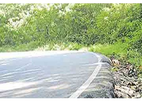 വയനാട്ടിലേക്കുള്ള പക്രംതളം ചുരം റോഡിന്റെ അരികുകൾ ഉയർന്നു അപകടഭീഷണി ഉയർത്തുന്നു