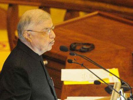 കേന്ദ്രത്തെ വിമർശിക്കുന്ന ഭാഗം ഗവർണർ 'വിഴുങ്ങി'! നയപ്രഖ്യാപന പ്രസംഗത്തിൽ വിവാദം...