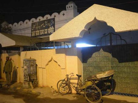 പ്രതിഷേധം ശക്തമായപ്പോൾ നിറവും മാറി, യുപിയിൽ കാവി പൂശിയ ഹജ് ഹൗസിന് വീണ്ടും വെള്ള പെയിന്റടിച്ചു