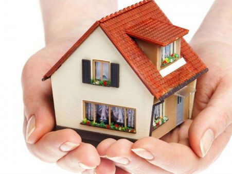 താമസം വാടക വീട്ടില്‍; റിയല്‍എസ്റ്റേറ്റുകാര്‍ കോടികള്‍ വിലയിട്ട ഭൂമി 250 പാവങ്ങള്‍ക്ക് ദാനംചെയ്തു