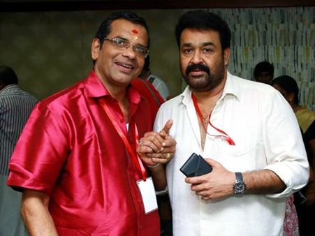 കലാമണ്ഡലം ഗീതാനന്ദൻ ഓട്ടൻതുള്ളൽ അവതരിപ്പിക്കുന്നതിനിടെ വേദിയിൽ കുഴഞ്ഞുവീണ് മരിച്ചു!!