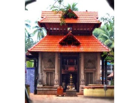 കണ്ണഞ്ചേരി ക്ഷേത്രത്തില്‍ തീപിടിത്തം; തിടപ്പള്ളിയും സ്റ്റോര്‍ റൂമും ഭാഗികമായി കത്തി