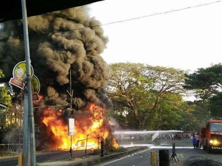 കണ്ണൂരിൽ പെയിന്റ് ലോറി മറിഞ്ഞു തീപിടിച്ചു! സ്ഫോടനമുണ്ടായെന്ന് നാട്ടുകാർ, ആശങ്കയുടെ രണ്ട് മണിക്കൂർ..