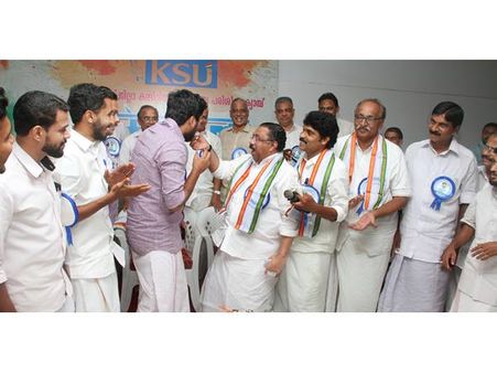 കെപിസിസി പ്രസിഡന്റായാല്‍ ഇങ്ങനെ വേണം; ഓര്‍മ്മകള്‍ പങ്കുവെച്ച്, കേക്ക് മുറിച്ച് ആഘോഷിച്ച് ഹസ്സന്‍