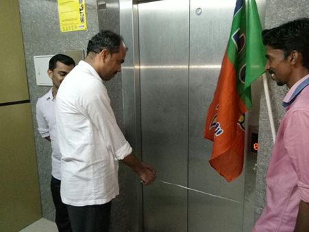 റെയിൽവേ സ്റ്റേഷനിലെ ലിഫ്റ്റ് യാത്രക്കാർക്കായി തുറന്നു കൊടുത്തു-രാഷ്ട്രീയ വൽക്കരിക്കാൻ ബിജെപി ശ്രമം