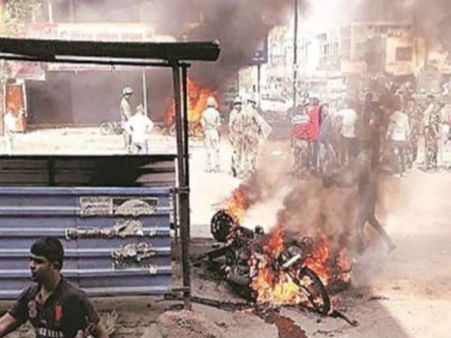 മുംബൈയില്‍ കലാപം; നിരോധനാജ്ഞ പ്രഖ്യാപിച്ചു, ദളിതര്‍ക്ക് നേരെ ആക്രമണം, ഒരാള്‍ കൊല്ലപ്പെട്ടു