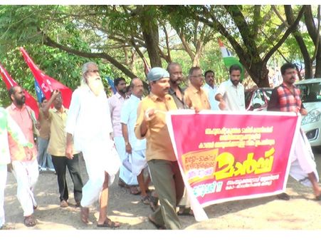 യൂബര്‍ ടാക്‌സി;ഓട്ടോ-ടാക്സി തൊഴിലാളികൾ റെയിൽവേ സ്റ്റേഷൻ മാർച്ച് നടത്തി