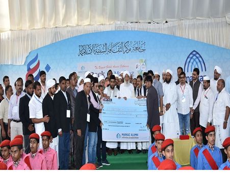 പ്രിയപ്പെട്ട ഗുരുവിന് ഒരു കോടി രൂപയുടെ ഉപഹാരവുമായി മര്‍കസ് പൂര്‍വ്വ വിദ്യാര്‍ത്ഥികള്‍.