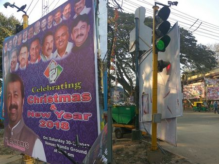 എന്റെ തല എന്റെ ഫുൾഫിഗർ... ട്രാഫിക് സിഗ്നലിനെ മറച്ച് കോൺഗ്രസ് എംഎൽഎയുടെ ന്യൂ ഇയർ ആശംസ ബോർഡ്!