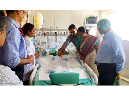 പൊട്ടിവീണ വൈദ്യൂതി കമ്പിയില്‍നിന്ന് ഷോക്കേറ്റ് ഇടത് കൈ നഷ്ടപ്പെട്ട ഇര്‍ഷാദിന് സഹായഹസ്തവുമായി ആരോഗ്യമന്ത്രി ആശുപത്രിയിലെത്തി