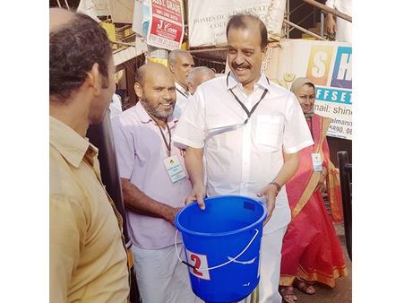 ബക്കറ്റ് പിരിവുമായി എംഎല്‍എ തെരുവിലിറങ്ങി, ലക്ഷ്യം പാലിയേറ്റീവ് കെയറിന് ധനശേഖരണം