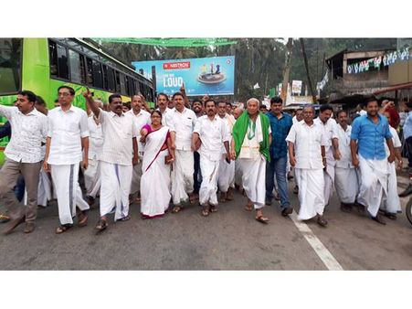 യുഡിഎഫ് നേതൃത്വം ഇടപെട്ടു; ചുരം സത്യാഗ്രഹ സമരം അവസാനിപ്പിച്ചു