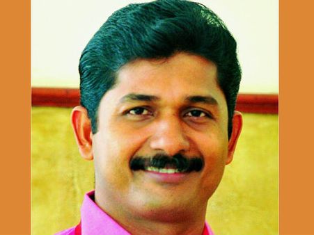 സ്വരാജിന്റെ ഉള്ളിലും സദാചാരത്തിന്റെ പുളിച്ചു തേട്ടൽ? ഇരട്ടത്താപ്പിനെ കുറിച്ച് ശാരദക്കുട്ടി പറയുന്നു!