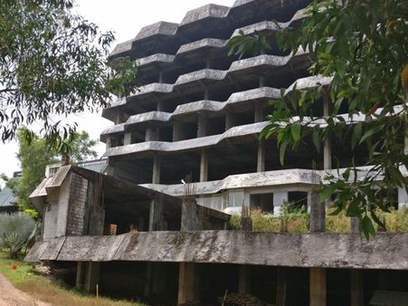 നിയമം ലംഘിച്ച് അന്‍വര്‍ എംഎല്‍എയുടെ ഏഴ്‌നിലകെട്ടിടം, നാവികസേന നോട്ടീസ് നല്‍കിയിട്ടും നിര്‍മാണം നിര്‍ത്തിയില്ല