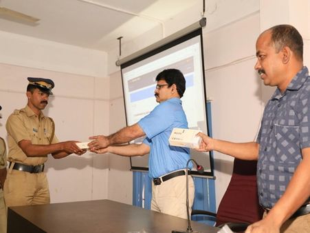 30ദിവസം വേണ്ടിയിരുന്ന പാസ്‌പോര്‍ട്ട് വെരിഫിക്കേഷന്‍ ഇനി വെറും നാല് ദിവസത്തിനുള്ളില്‍, മലപ്പുറത്ത് ഇനി പേപ്പര്‍ രഹിത പാസ്‌പോര്‍ട്ട് വെരിഫിക്കേഷന്‍