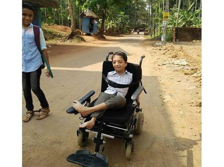 അക്ഷര വെളിച്ചം കൊണ്ട് വൈകല്യത്തെ തോല്‍പ്പിച്ച ആസിമിനെ തേടിയെത്തിയത് ഉജ്ജ്വല ബാല്യം പുരസ്‌കാരം