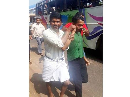 കോടതിയില്‍ ഹാജരാക്കാന്‍ കൊണ്ടുവന്ന പ്രതി പോലീസിനെ വെട്ടിച്ച് ഓടിരക്ഷപ്പെട്ടു, വക്കീല്‍ ഗുമസ്തന്‍ ഓടിച്ചിട്ട് പിടികൂടി, തിരിച്ചേല്‍പ്പിച്ചു