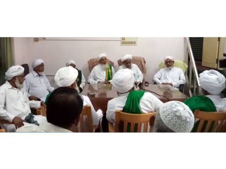 സമസ്തയുടെ വിലക്ക് ലംഘിച്ച് മുജാഹിദ് വേദിയില്‍ പാണക്കാട് തങ്ങള്‍മാര്‍, പ്രശ്‌നപരിഹാരത്തിന് മധ്യസ്ഥത വഹിക്കാന്‍ കുഞ്ഞാലിക്കുട്ടി