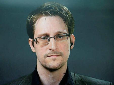 രചനയെ പ്രതിയാക്കുകയല്ല പകരം അവാർഡ് കൊടുക്കണം, മാധ്യമ പ്രവർത്തകയെ പിന്തുണച്ച് സ്നോഡൻ