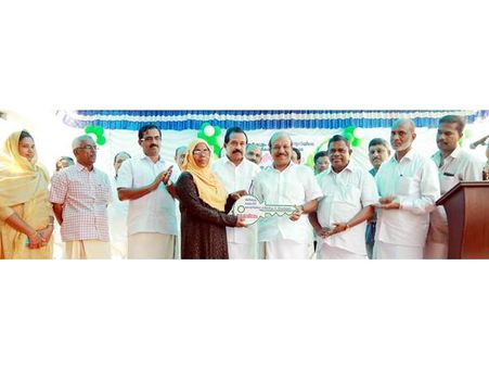 നിര്‍മാണത്തിന് കുഞ്ഞാലിക്കുട്ടിയുടെ സ്വന്തംപണവും; അരീക്കുളം കോളനിക്കാര്‍ ഇനി സസുഖം ഒറ്റ വീട്ടില്‍