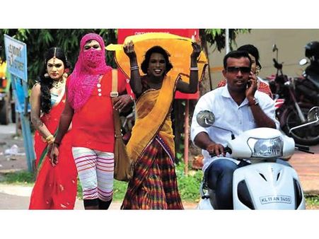 ഭിന്നലിംഗക്കാര്‍ പുരുഷന്‍മാരെ വശീകരിച്ച് കൊള്ളയടിക്കുന്നു, അതിനാലാണ് തല്ലിയത്; അനാശാസ്യ ദൃശ്യങ്ങളുമായി പോലീസ് കോടതിയില്‍